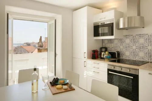 Bright and Spacious Apartment in historic Lisbon neighborhood - TTL269