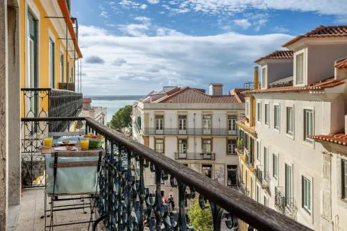 Castelo Apt River view - with AC and central location by Lisbeyond