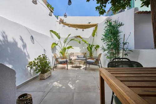 Central Modern Apt Private Patio AC