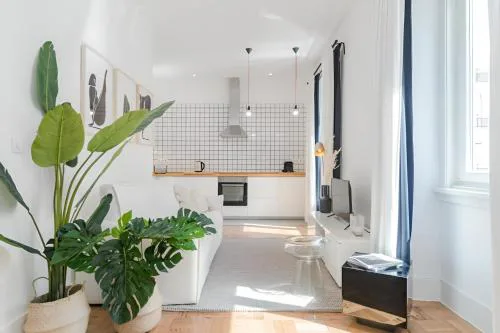 Charming Lisbon 2BR Apartment with Balcony