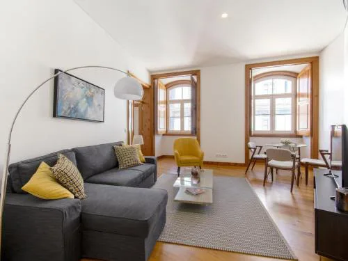 Chiado Stylish Bright Apt with AC