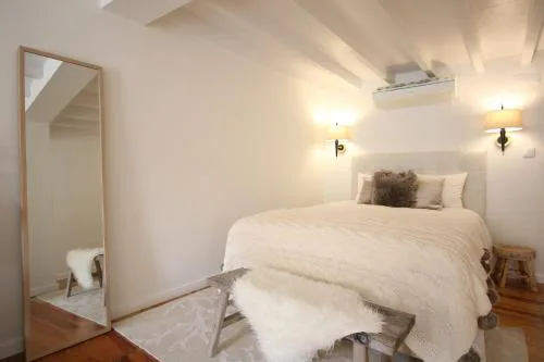 Chic Urban Retreat at Downtown with Balcony & Views, 5th-floor no lift