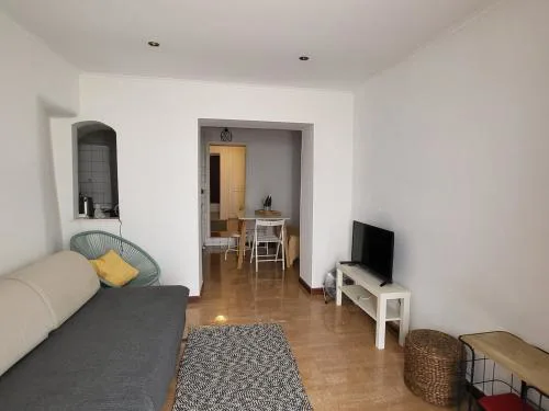 Cozy 2BR w/ Patio & Private Entry – Santos | By Airnest