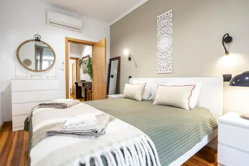 Cozy 3BR Near Av Liberdade Sleeps 8 Patio