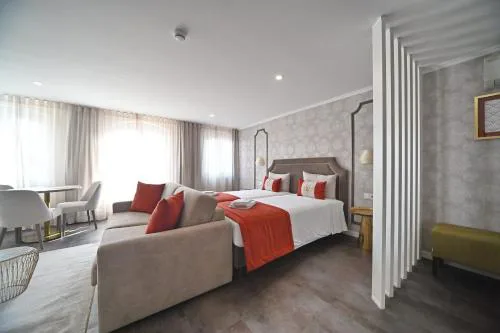 Famous Crows Lisbon Suites