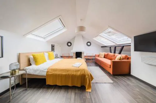 Group-Friendly 4BR Lisbon Duplex Castle View