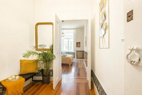 Heart of Lisbon Sleeps 8 Stylish Apt 2 bath