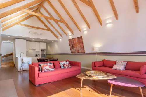King bed suite, loft with 3WC, AC & self-check-in.