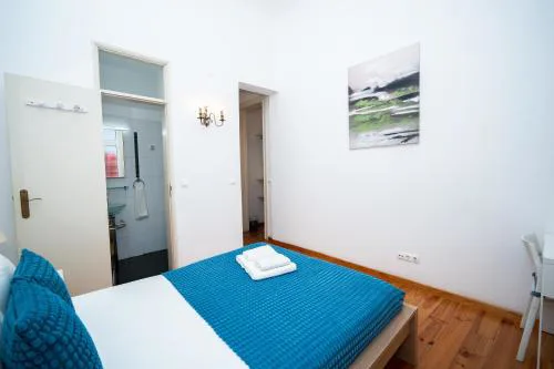 Large 3-Bedroom 2 Bathroom Apartment, Multiple Bathrooms, Prime Lisbon Location