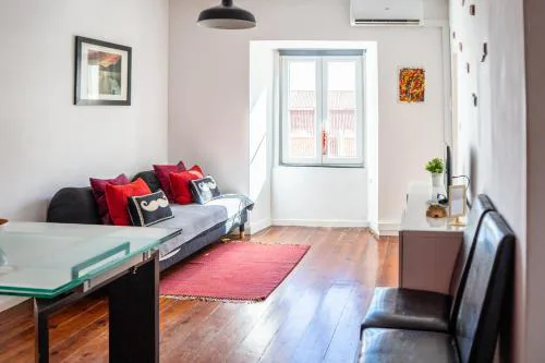 Lisbon Apartment, Historic Charm & Cosy Living in Old Santana Hill