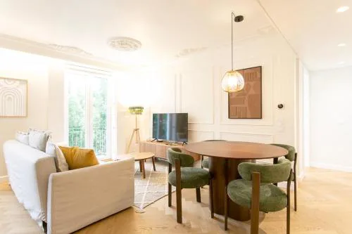 Lisbon Duplex 2 bdr, parking and balcony!