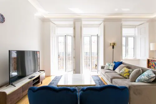 Lisbon luxury retreat! 2 suites, balcony & views!!