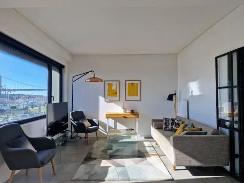 MBird Riverside 2BD Flat with garage