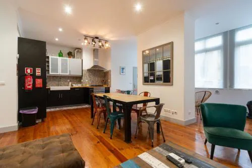 Old style fully renewed and spacious 3-bed apt