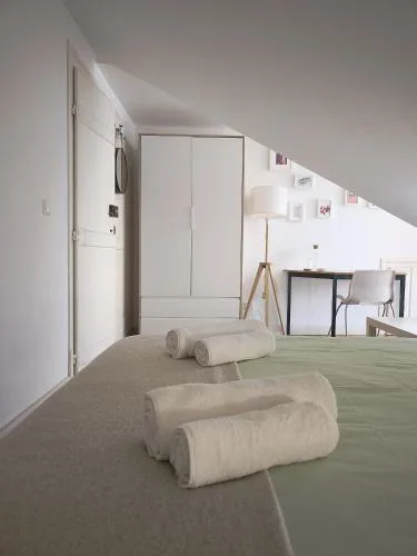 Private Bedrooms in a Shared House Without an Elevator in Bairro Alto
