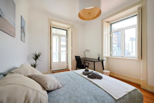 Private Suite with Balcony in a Coliving Apartment - Lisbon