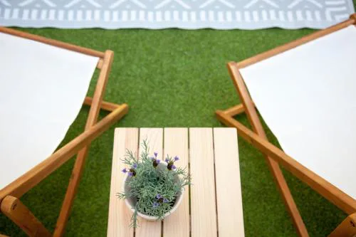 Renovated Apart with Private Courtyard, By TimeCooler