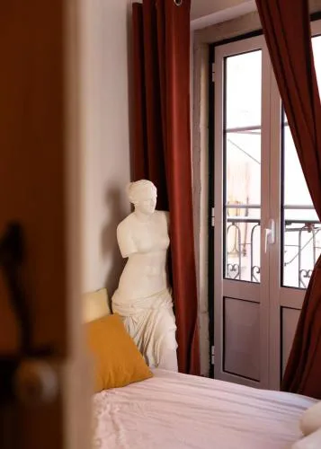 Romantic Alfama Balcony Apartment - 10 minutes from Terreiro do Paço