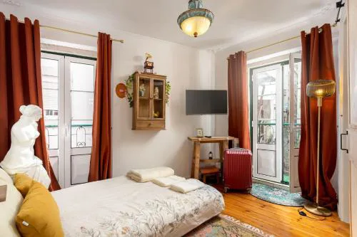 Romantic Alfama Balcony Apartment - 10 minutes from Terreiro do Paço