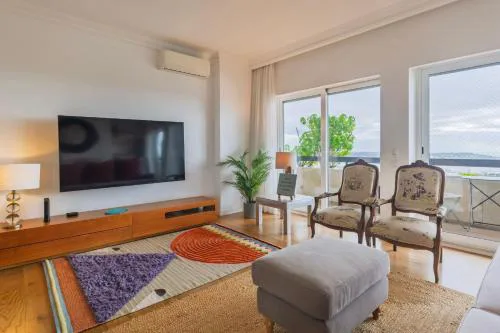 Royal 3BDR with Balcony & River View by LovelyStay