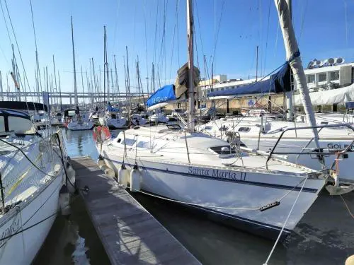 Sleep aboard a sailing boat in Lisbon