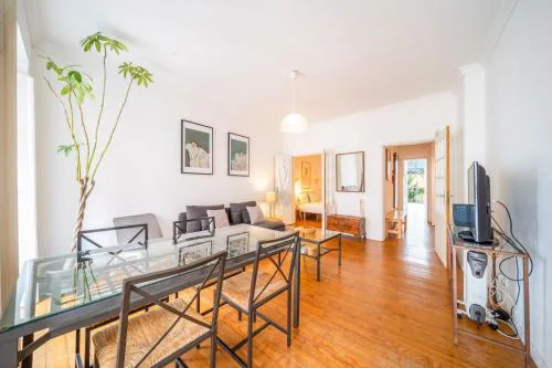 Spacious 2 bedroom Apt with large living room Lisbon