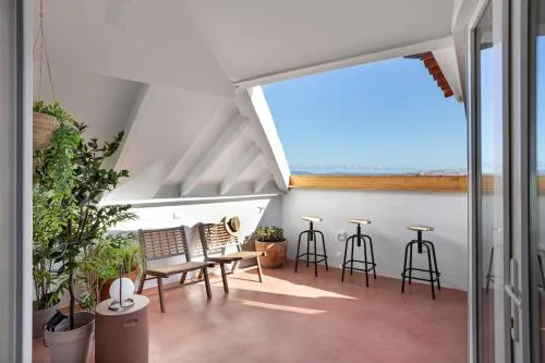 Spacious 6-Bedroom Apt w/ Sunny Terrace in Lisbon