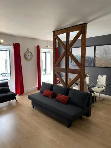 Spacious Apt Steps from Bica Elevator for Families & Friends