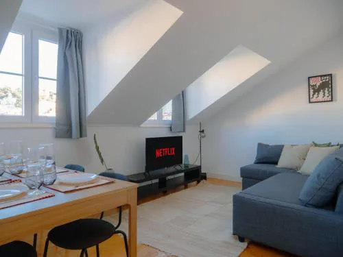Stylish 2BR Castle View - Central | By Airnest