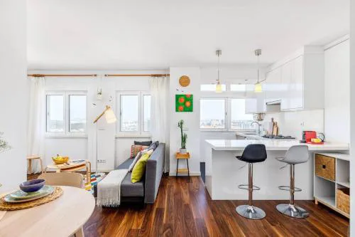 Stylish Sunny Home with AC Amazing View and Fast WiFi