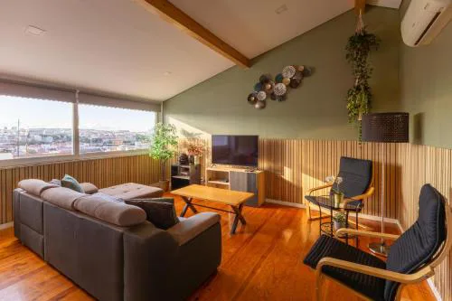 Sunny 2 Bedroom Apartment Balcony & Rooftop Views