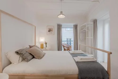 Sunny Bairro Alto & Chiado Apartment, By TimeCooler