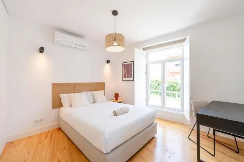 Sunny Lisbon Apartments by Soulplaces