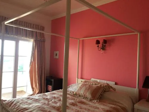 Sunny Suites Golf and Free Parking Guest House