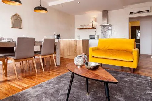 The Canary - Spacious Apartment at Downtown with Views