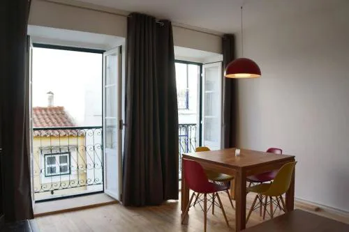 Two Bedroom Apt in Historic location - Close to the River with AC by Lisbeyond