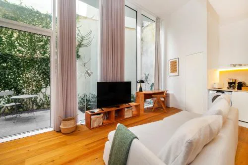 WHome Lisbon's Elite A Stylish & Modern Studio w Patio