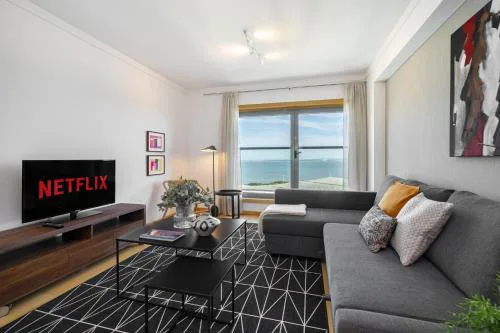 WHome Panoramic View with Elevator, AC, Garage perfect for Families & Business Travellers