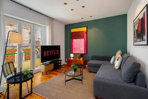 WHome Prime Location w AC 3-Bed Duplex Perfect for Families ONLY