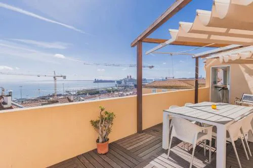 Whome Sunny Terrace Apartment with River Views