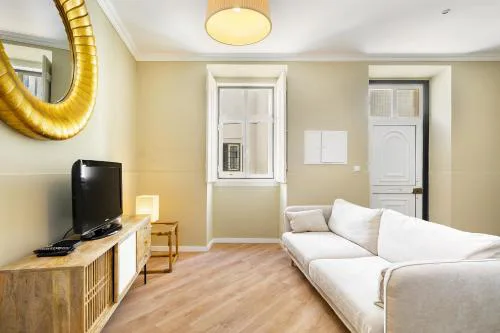 WHome Urban Comfort: 1-BR near Airport & Train Station