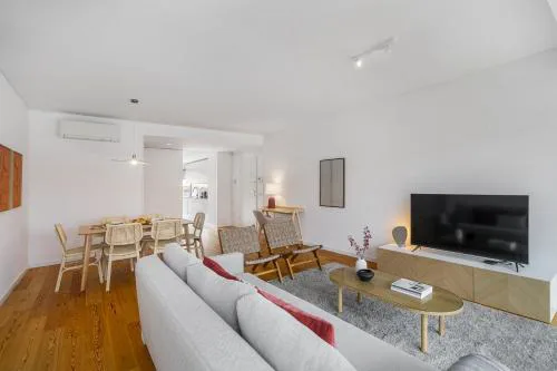 WHome Urban Retreat w/Parking, Elevator & AC by Benfica Stadium