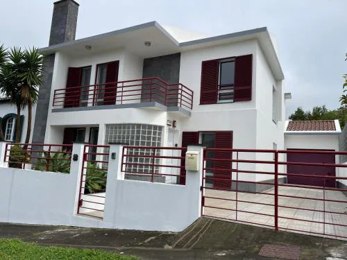 Populo Beach Villa, Walk to Beach, Air Conditioning and Heating, near Ponta Delgada