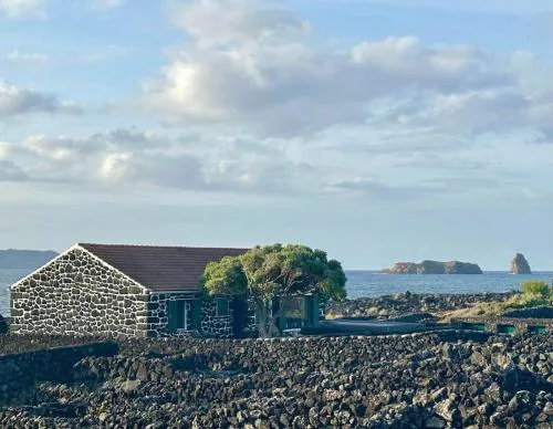 Pico Island Villa 22 - Ocean Front & UNESCO Heritage Century-Old Grapevines