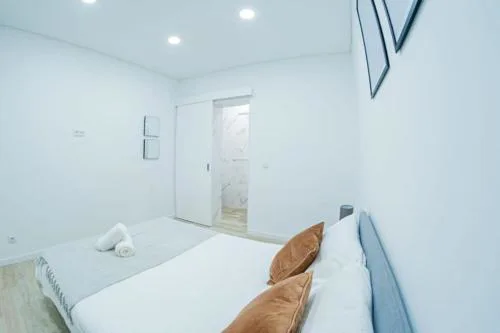 Bright and modern flat with air-con and free parking