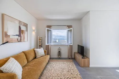 176 - Charming Riverview Apartment