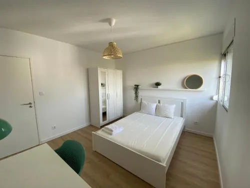 Carcavelos Beach & Nova SBE Private Rooms in Shared Serviced Apartment 24