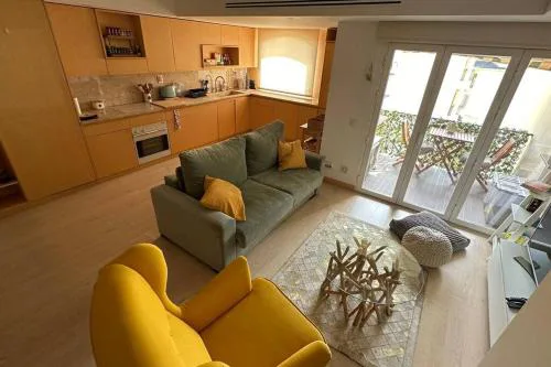 Beachfront apartment with a pool- Parede