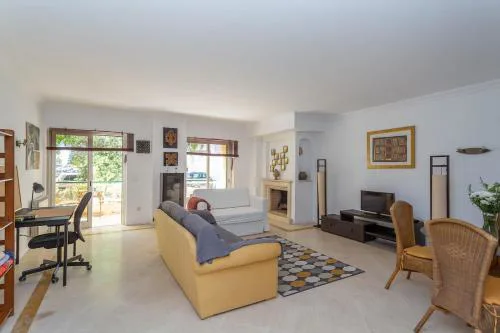 Bright, spacious 2 bedroom Apartment Near the Beach