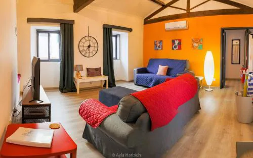 Character 2BR Upper Retreat with BBQ Terrace Parking